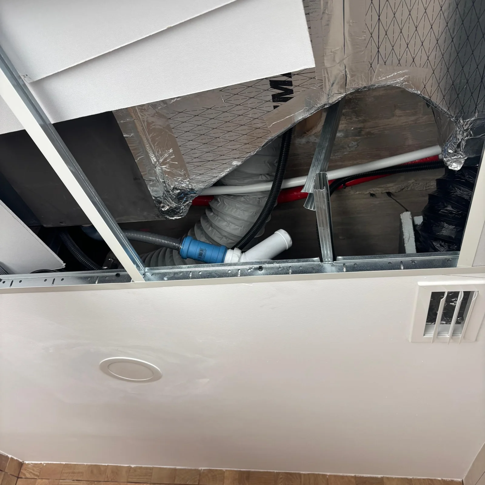 Ducts above a suspended ceiling
