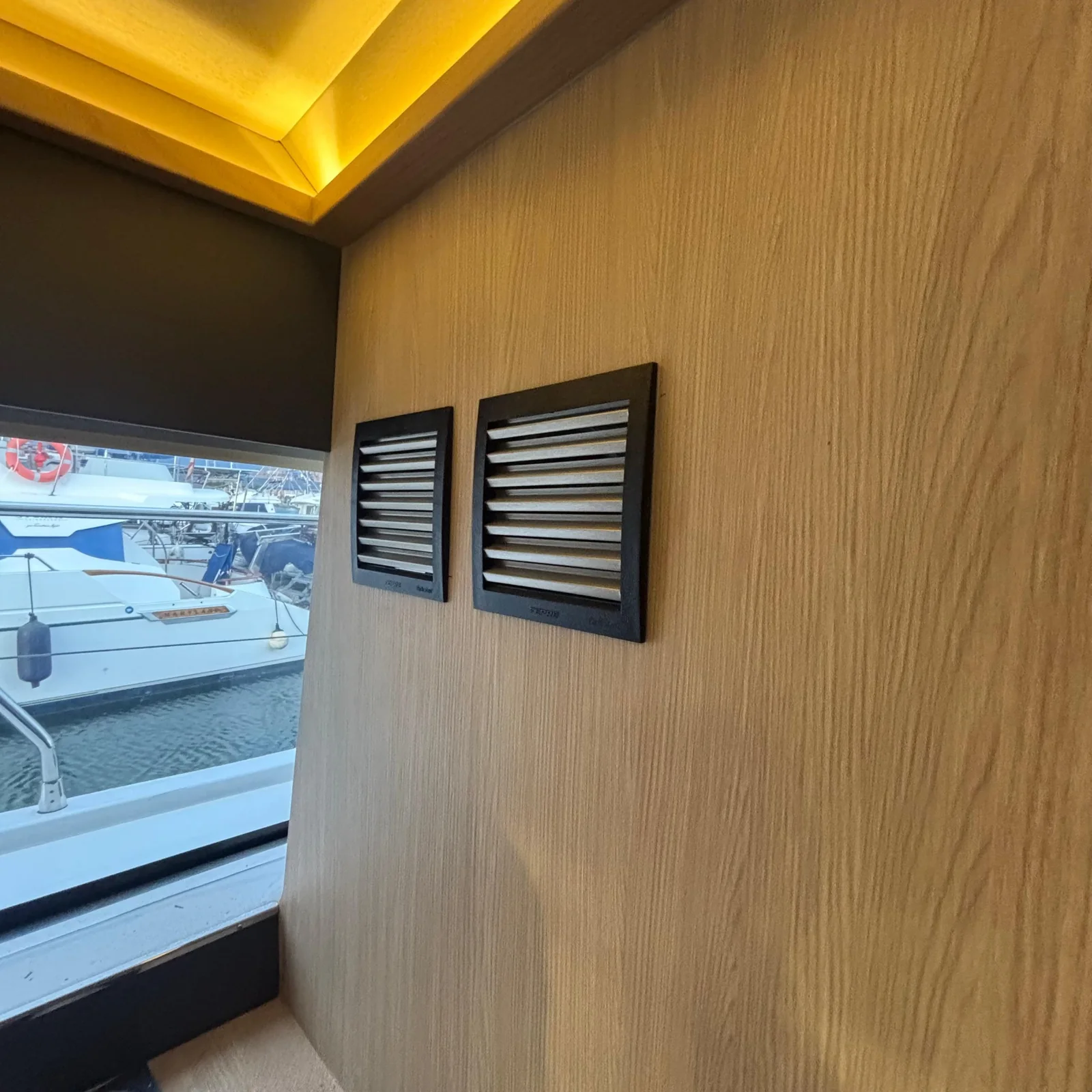 Two integrated air conditioning grilles