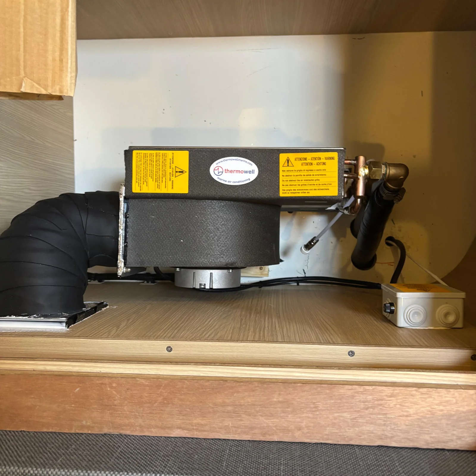 Thermowell unit installed in a compartment